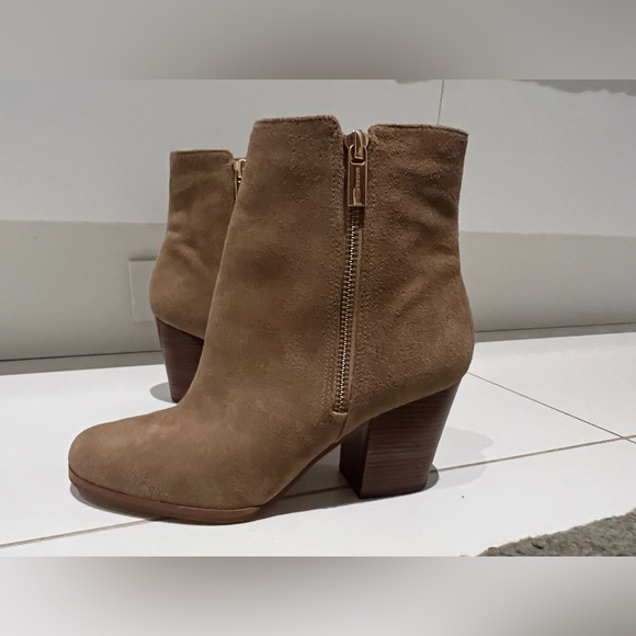 Tan Michael Kors Ankle Booties- like new! Size 7 - Picture 4 of 10